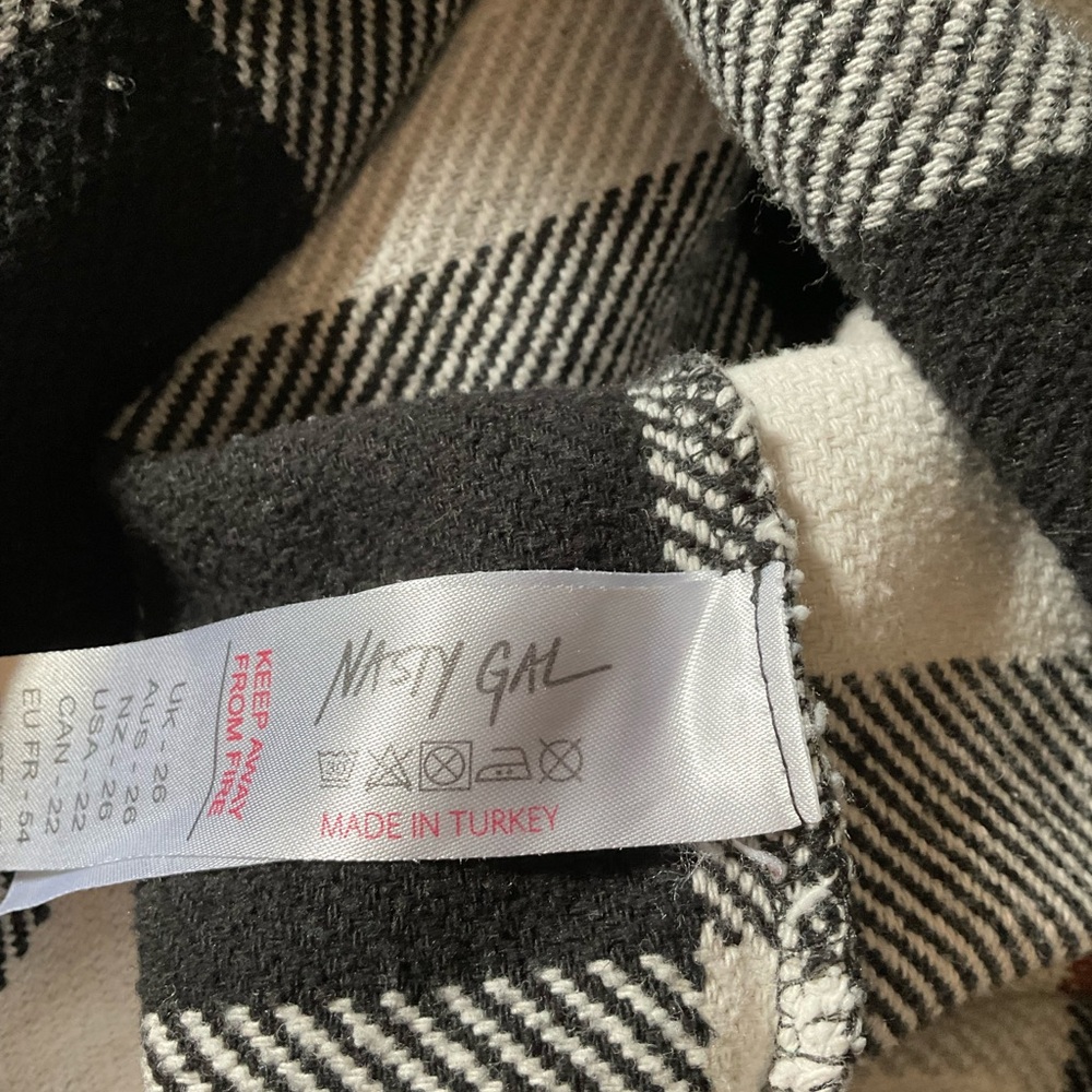 Nasty Gal Black and White Plaid Button-Up Shirt. Flannel. Size 22 - Picture 8 of 11